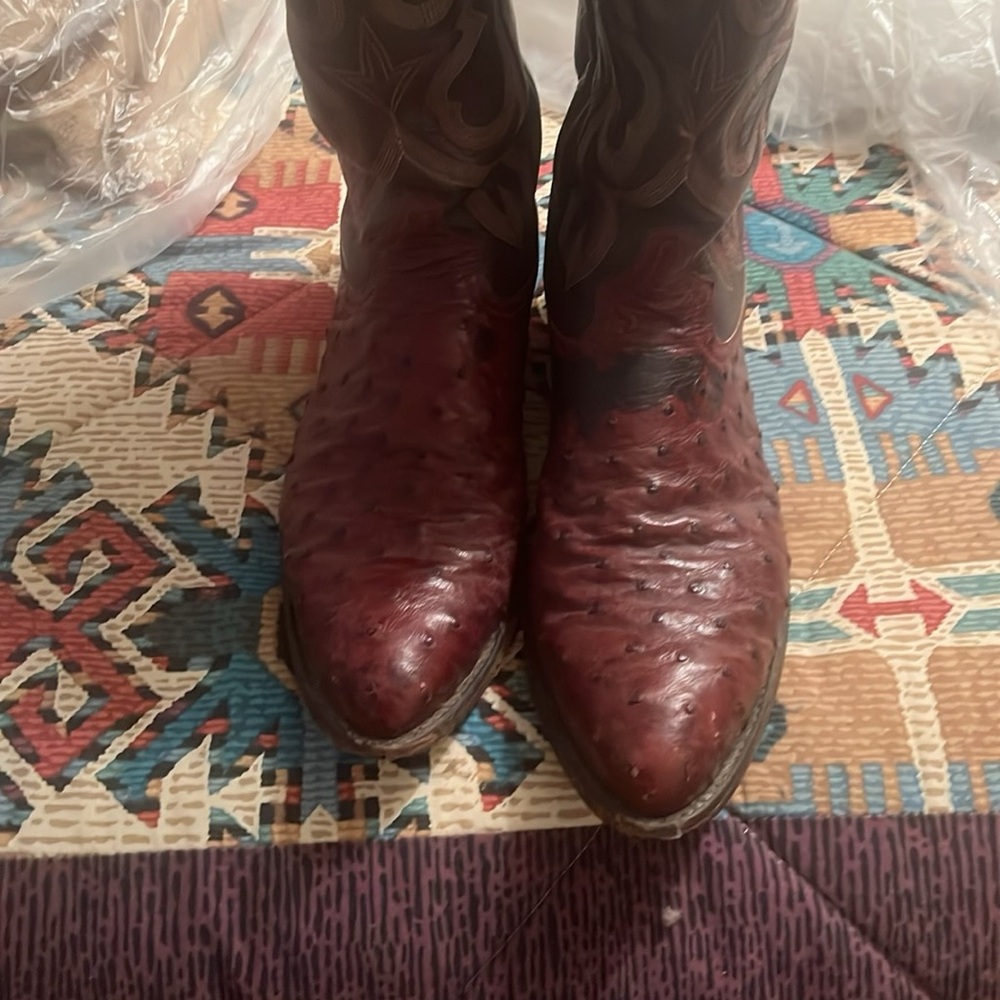 MENS TONY LAMA FULL QUILL OSTRICH IN A RICH BORDEAU COLOR.